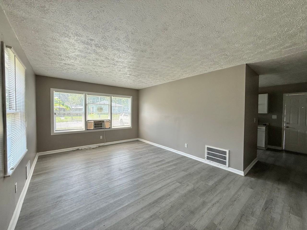 3117 Hovey St - Photo 4 of 11
