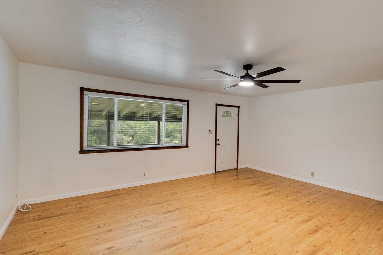 1019 Mount Aukum Ct - Photo 5 of 32