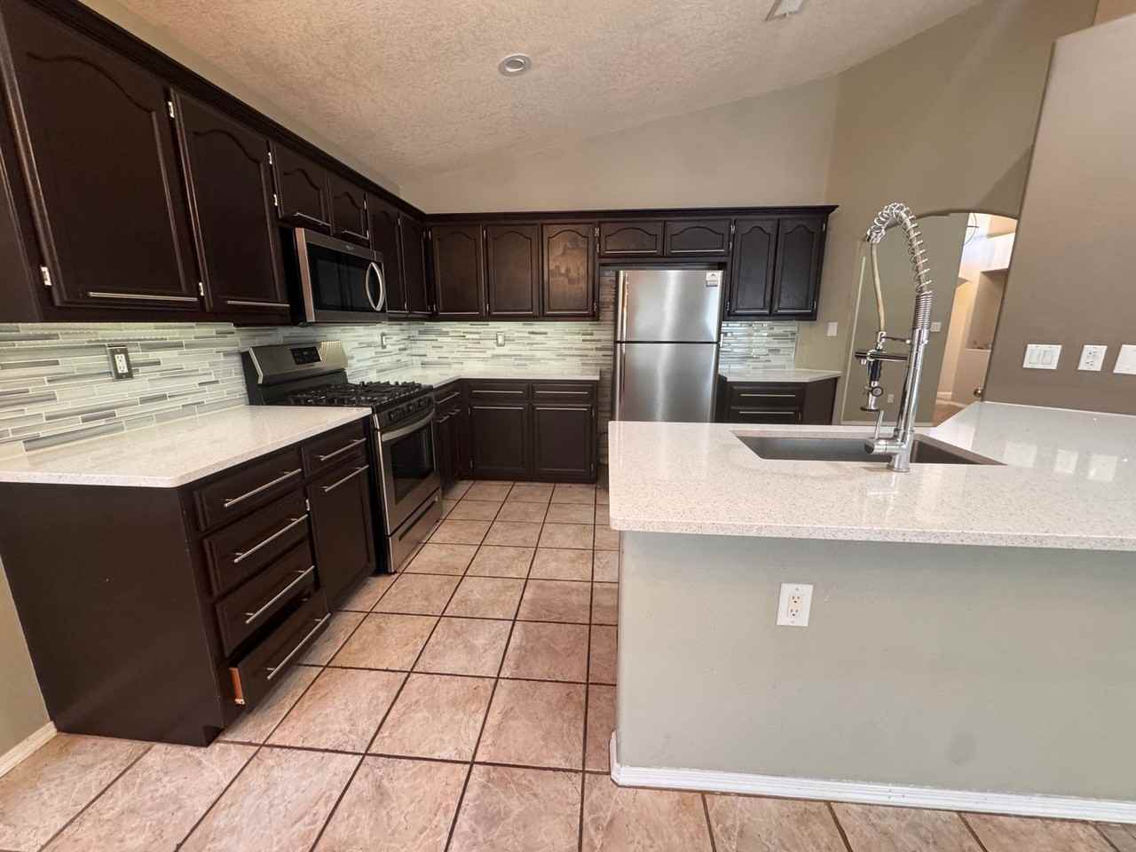9701 Tapatio Dr Nw - Photo 3 of 35