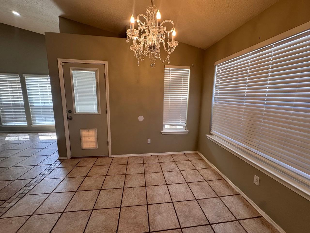 9701 Tapatio Dr Nw - Photo 5 of 35