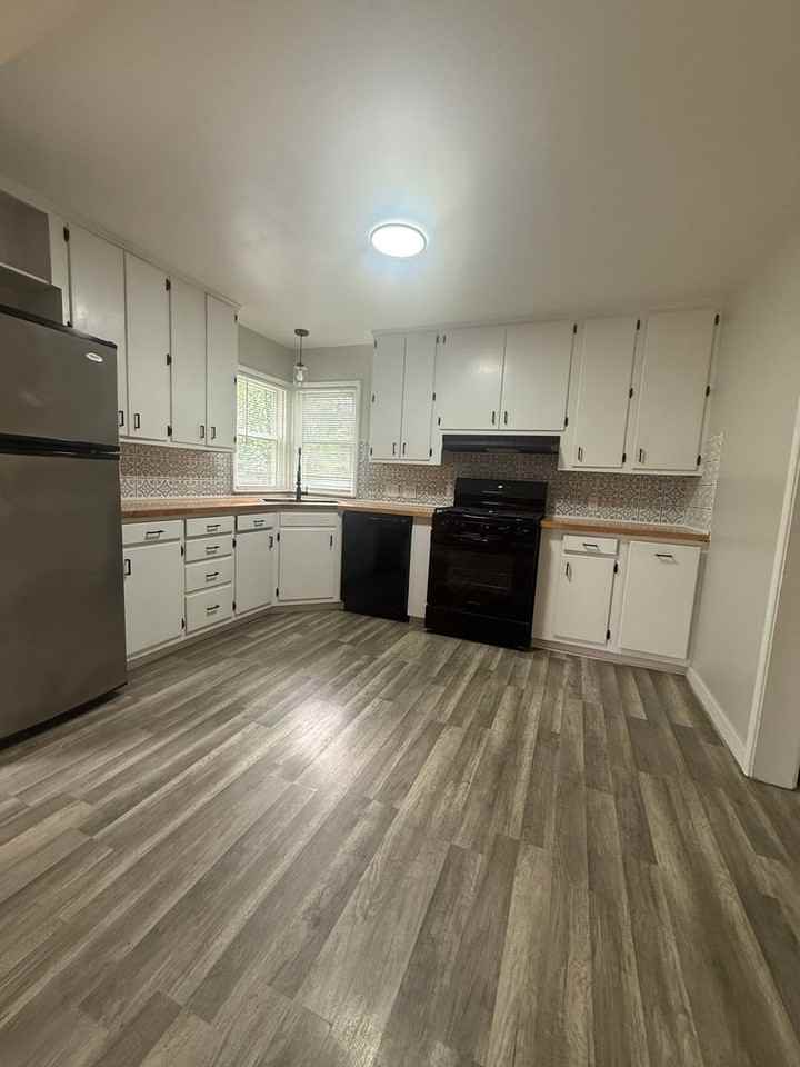 923 Carolyn Ave - Photo 3 of 13