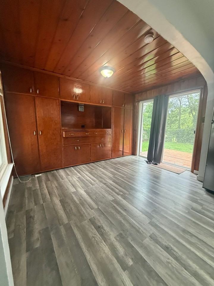 923 Carolyn Ave - Photo 4 of 13