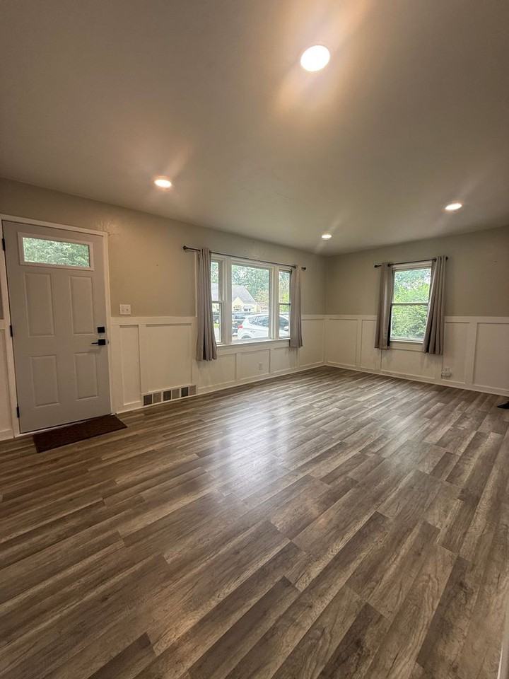 923 Carolyn Ave - Photo 5 of 13
