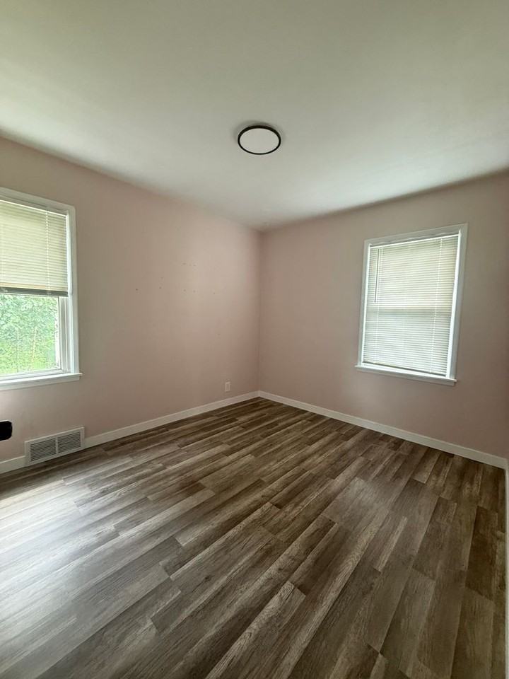 923 Carolyn Ave - Photo 6 of 13