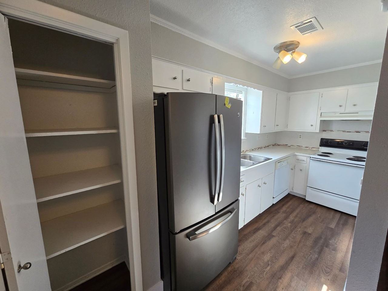1309 Airline Dr - Photo 7 of 17