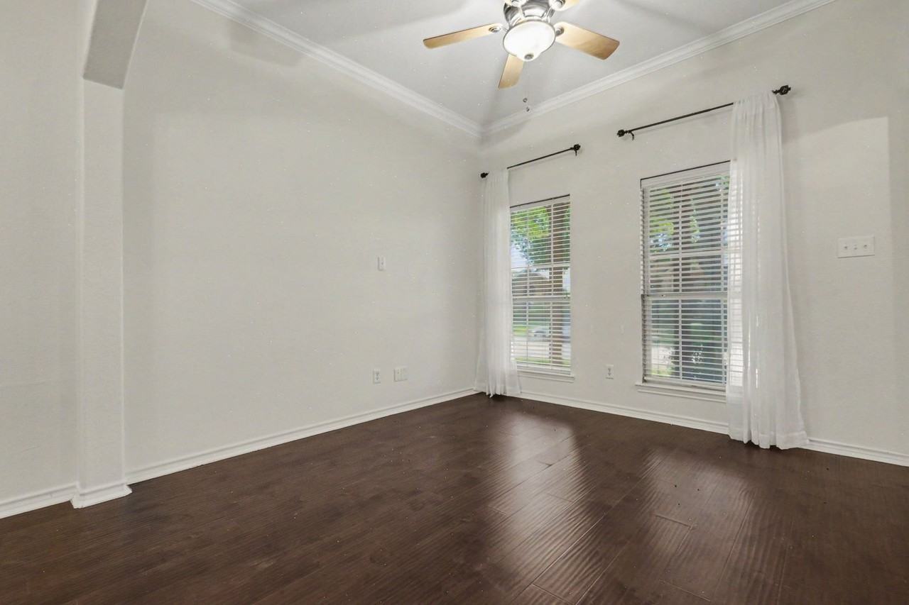 1707 Briarhollow Dr - Photo 4 of 44