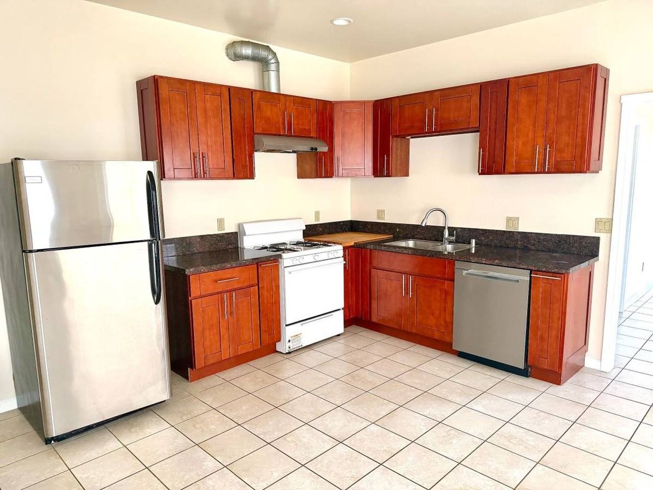 925 Apgar St - Photo 5 of 17