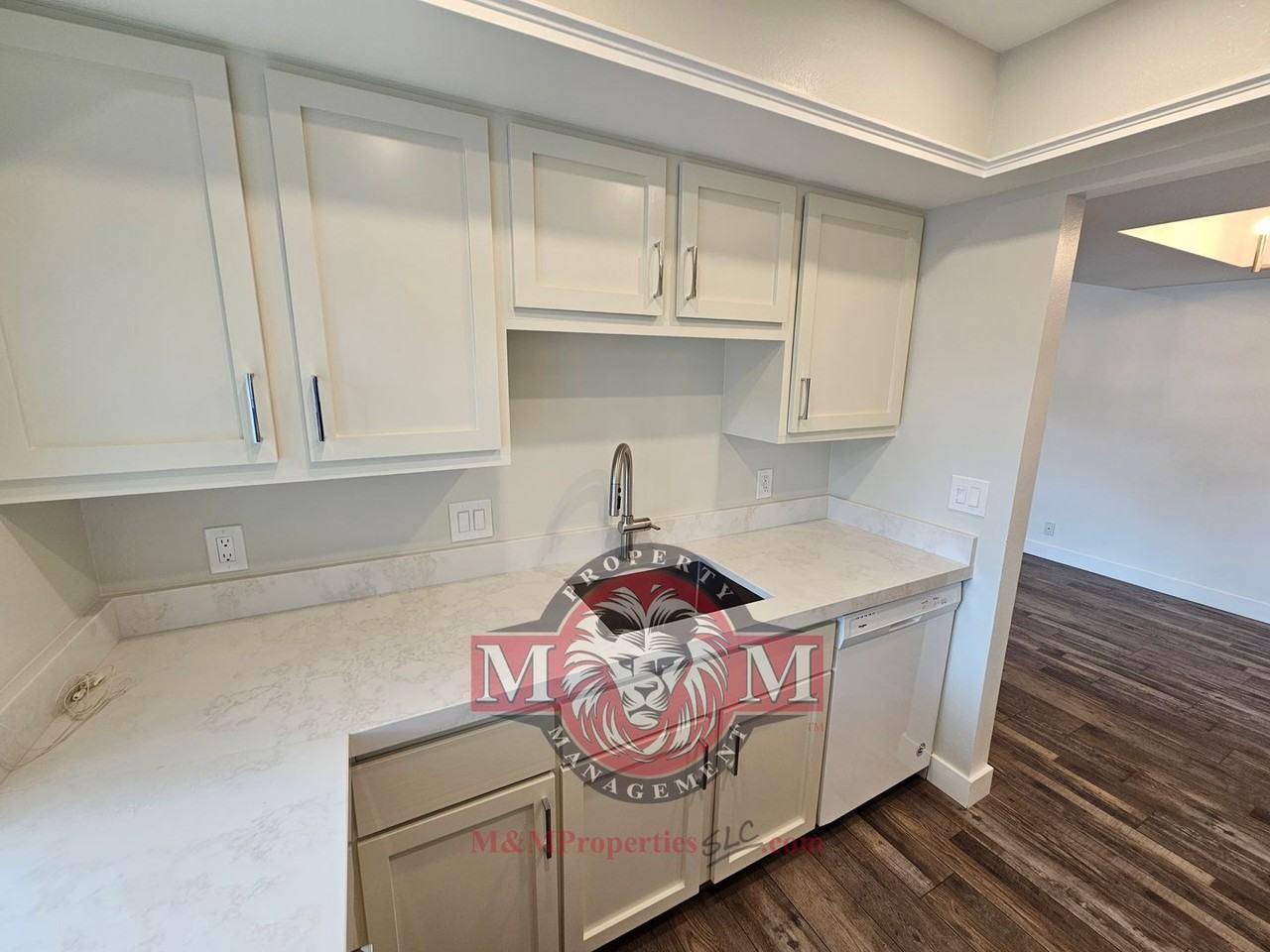 5704 S Waterbury Way #H - Photo 5 of 24