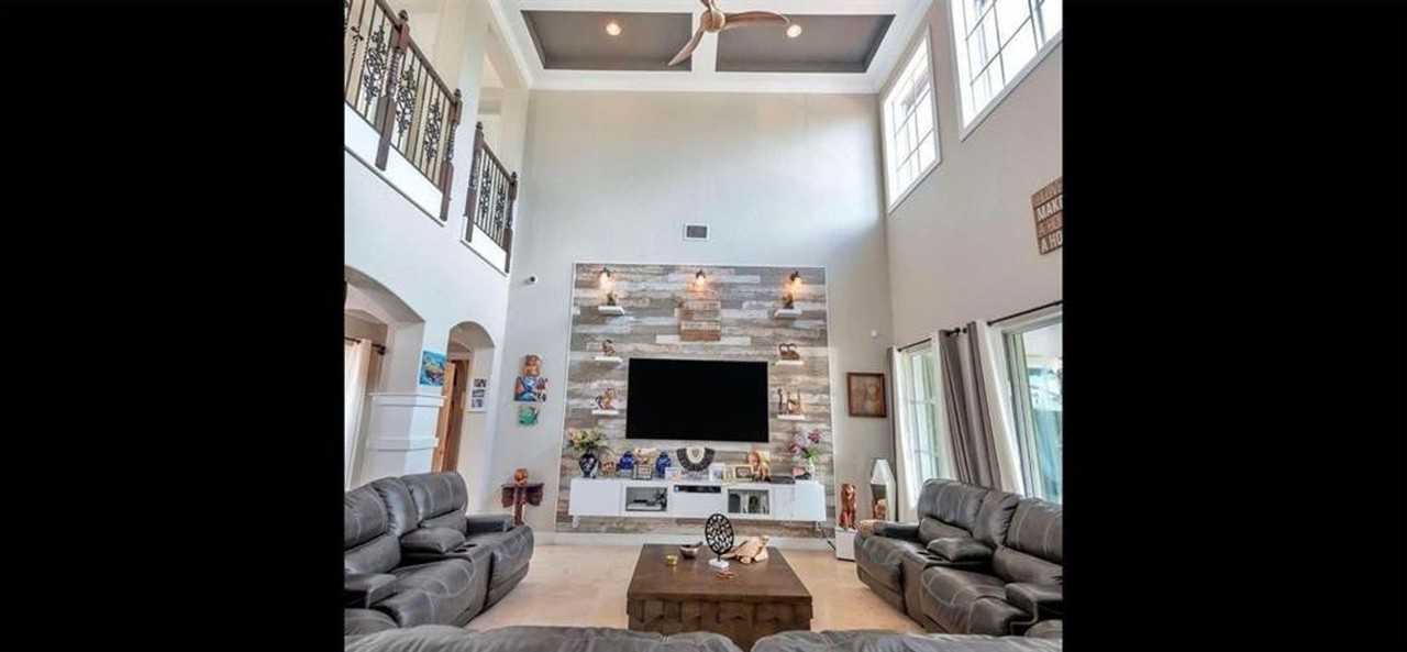 8158 Nw 124th Ter - Photo 5 of 10