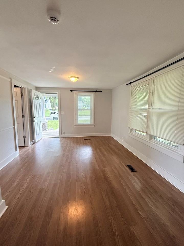 840 W 4th St - Photo 2 of 9