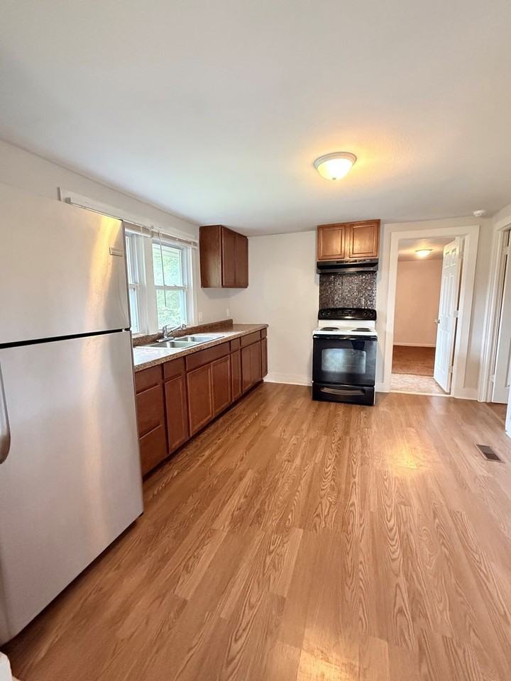 840 W 4th St - Photo 3 of 9