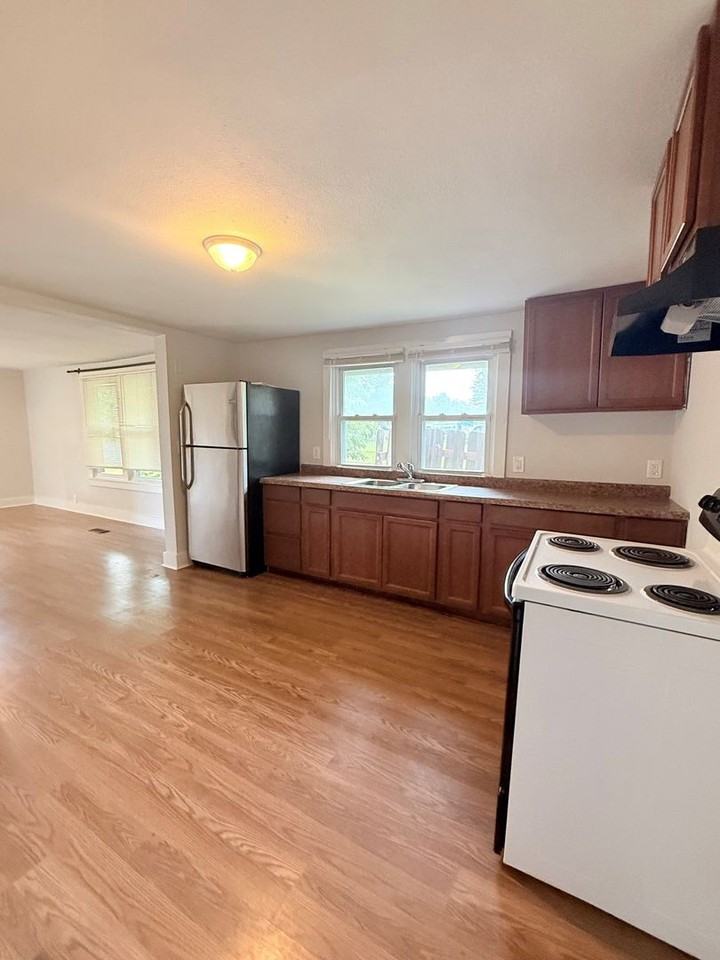 840 W 4th St - Photo 4 of 9