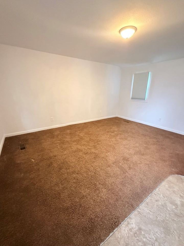 840 W 4th St - Photo 5 of 9
