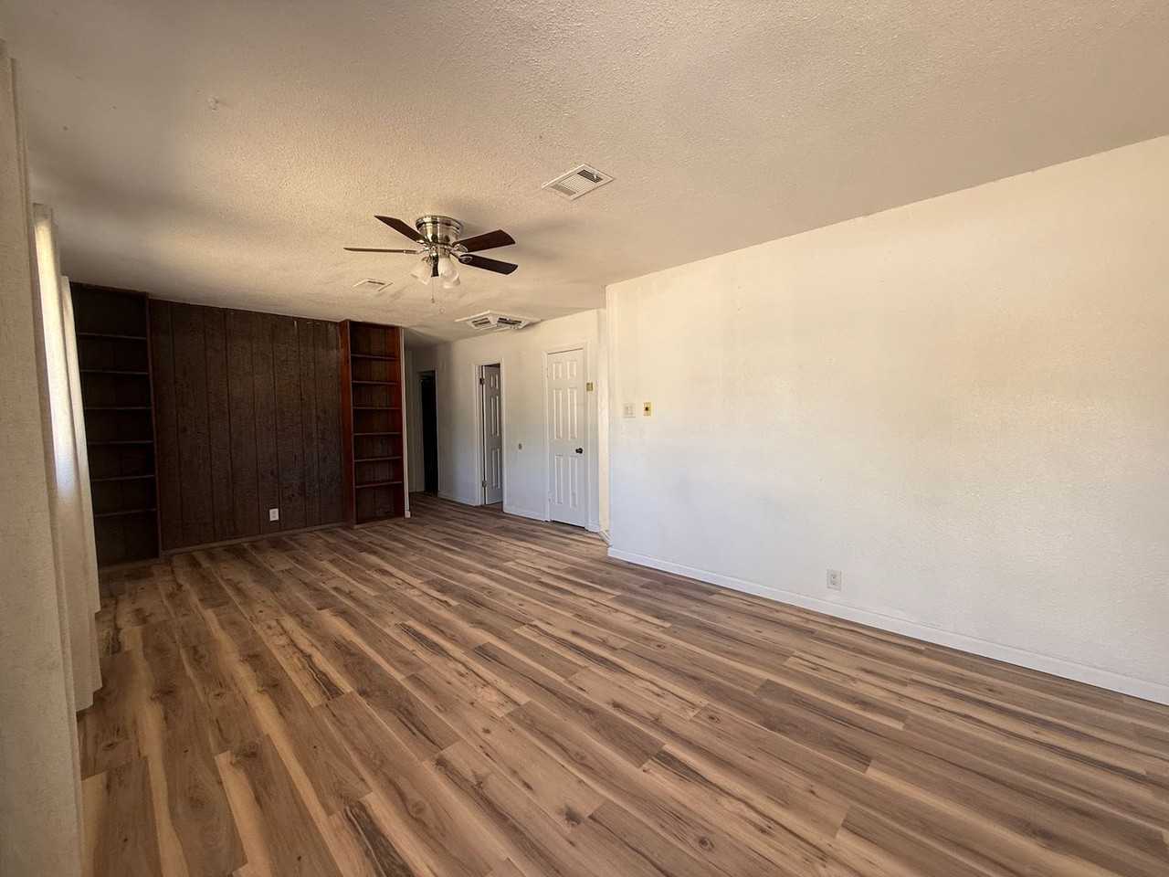 809 Spruce Ave - Photo 3 of 27