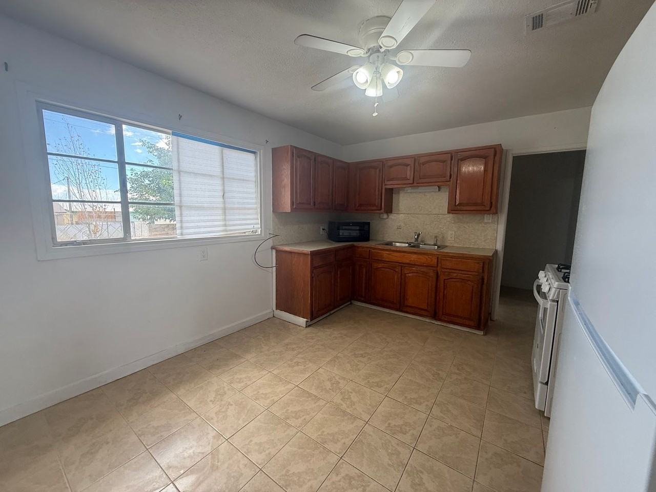 809 Spruce Ave - Photo 6 of 27