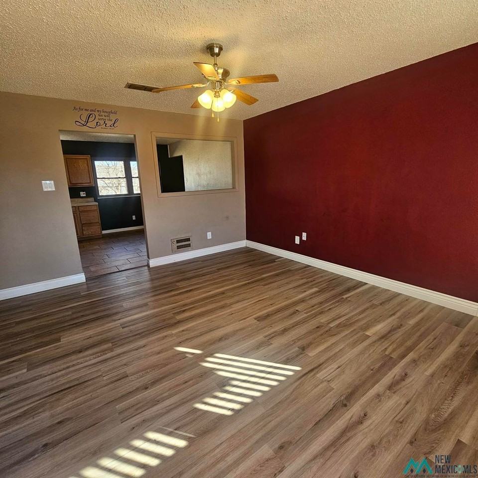 129 Tucker Cir - Photo 2 of 12