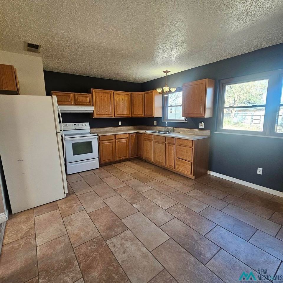 129 Tucker Cir - Photo 3 of 12