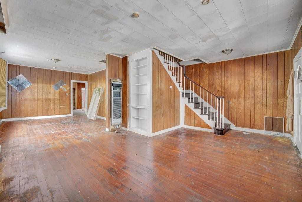 240 East St - Photo 3 of 13