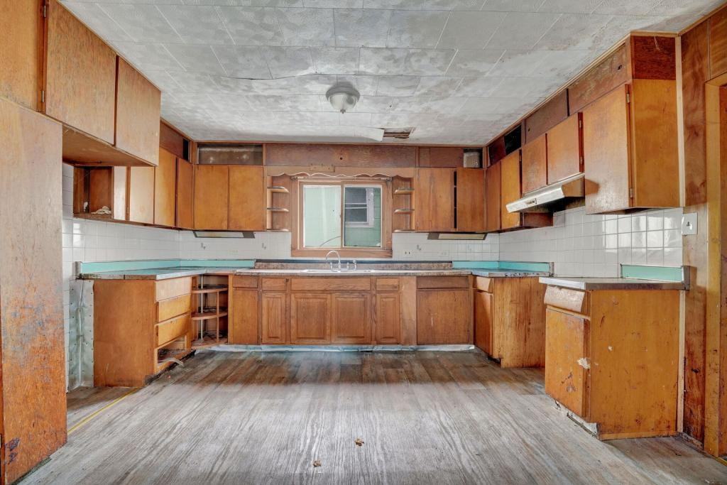 240 East St - Photo 4 of 13