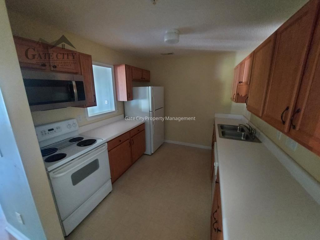 905 Hanahan Ct - Photo 3 of 13