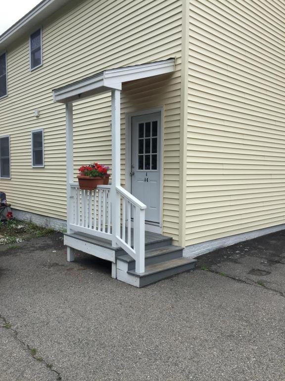 4 Berwick Rd Apt A - Photo 2 of 20