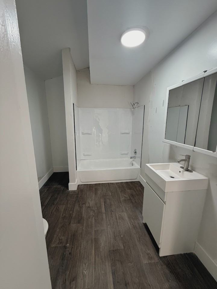 535 E Railroad St - Photo 2 of 12
