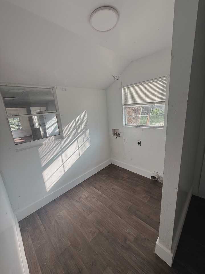 535 E Railroad St - Photo 5 of 12