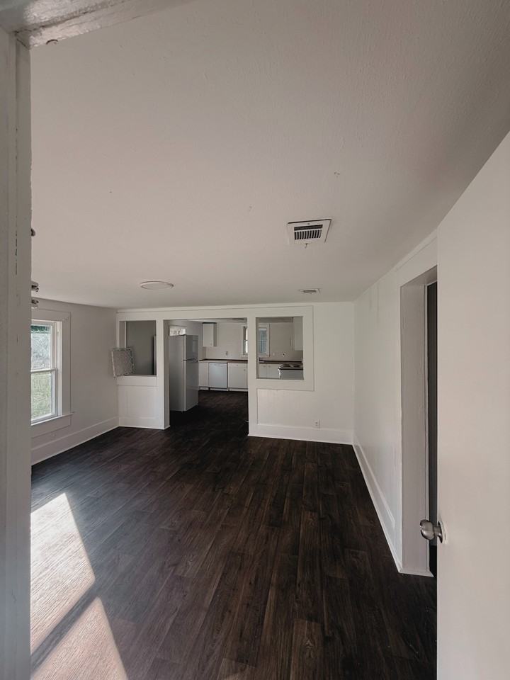 535 E Railroad St - Photo 6 of 12