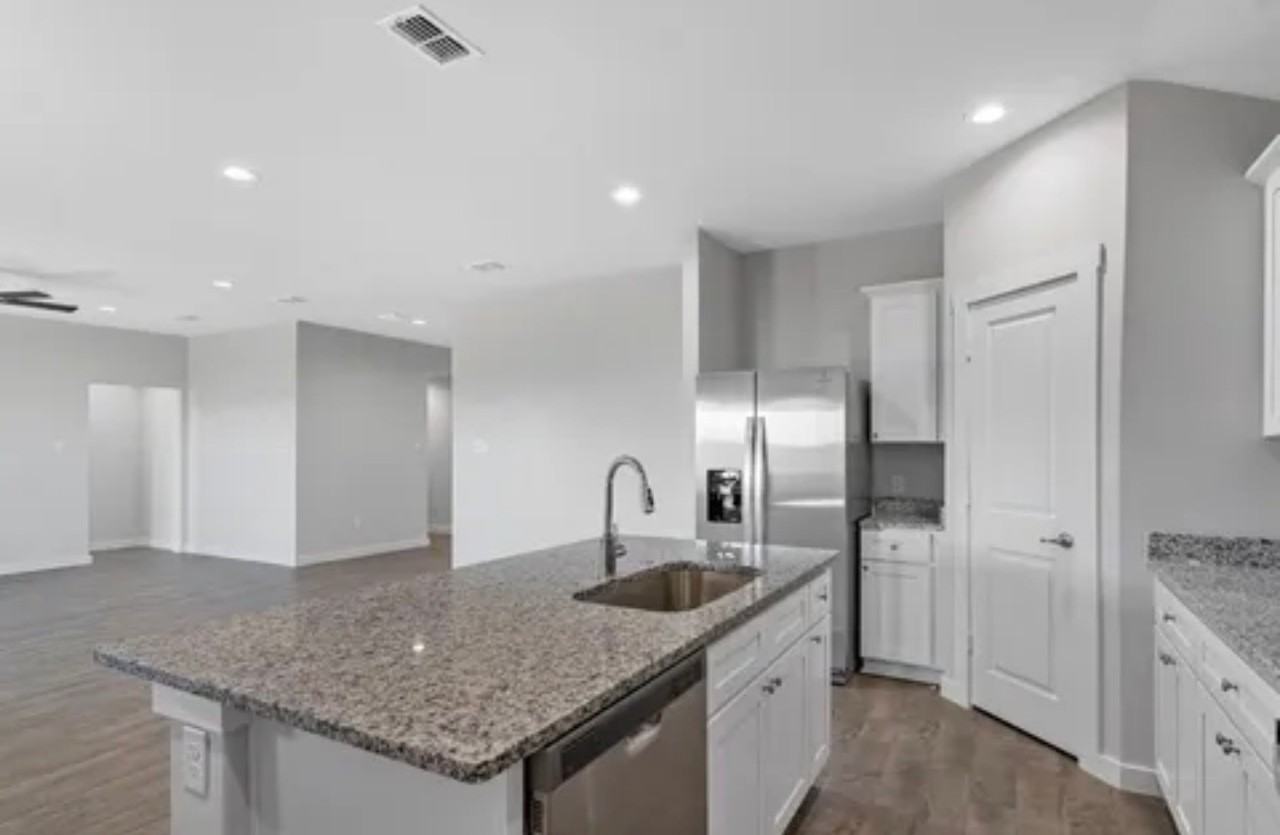 2609 Republic Ave - Photo 5 of 12