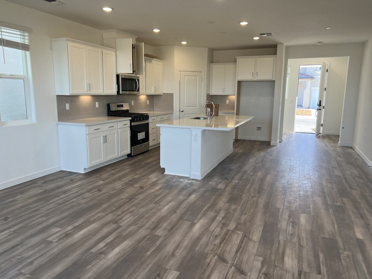 1624 Strauss St - Photo 4 of 19