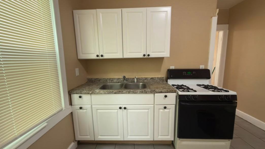 2152 Fairview St - Photo 5 of 16