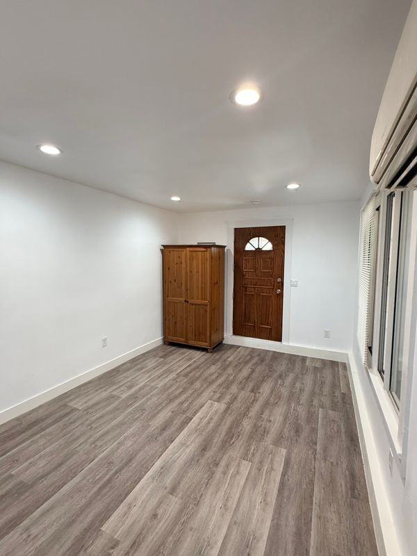 10025 S Gramercy Pl - Photo 2 of 3