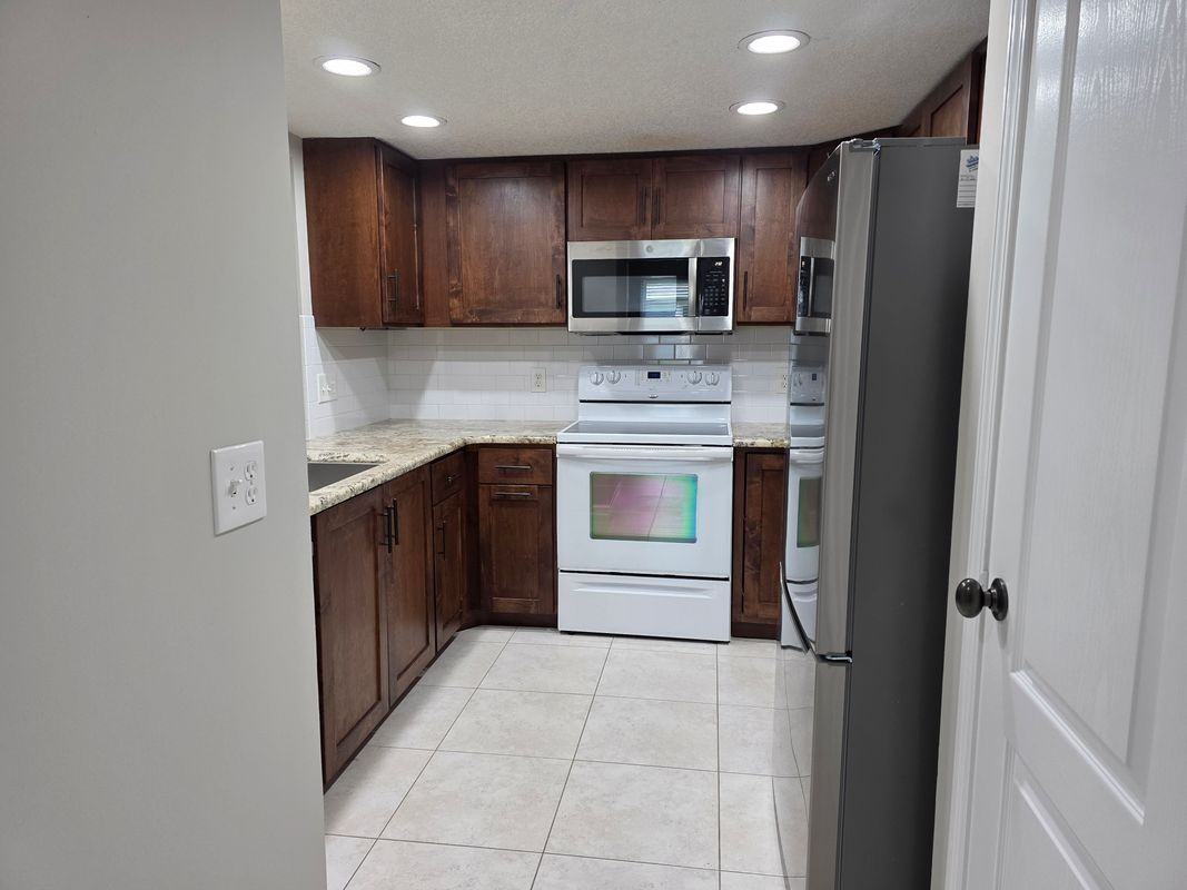 180 Martinique Cir - Photo 3 of 12