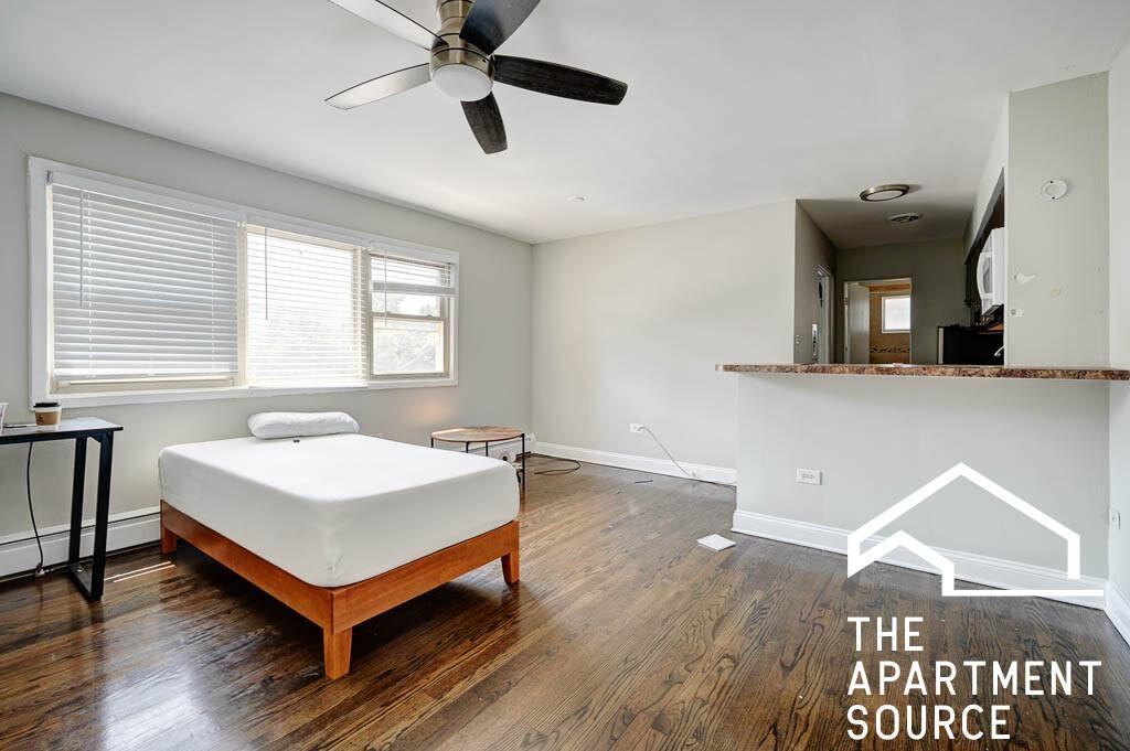 1735 W Bryn Mawr Ave #4 - Photo 3 of 9