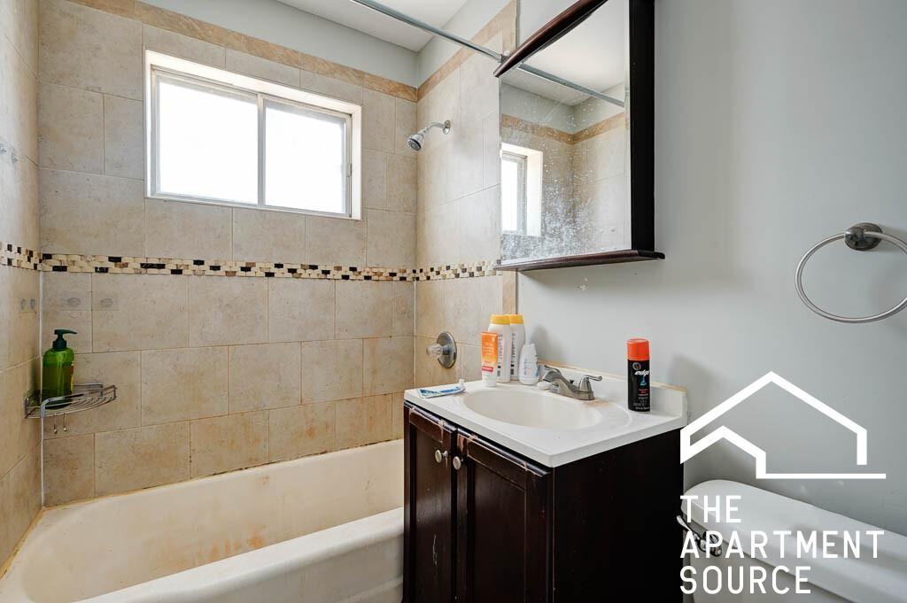 1735 W Bryn Mawr Ave #4 - Photo 7 of 9