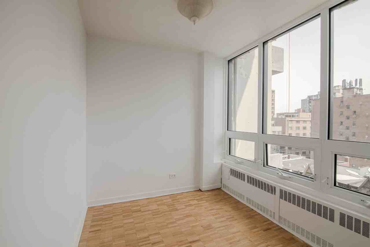 1975 de Maisonneuve - Photo 3 of 50