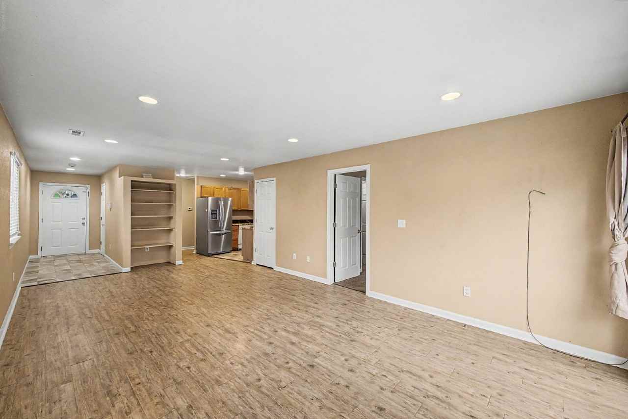 2073 W Hillside Ave - Photo 2 of 23