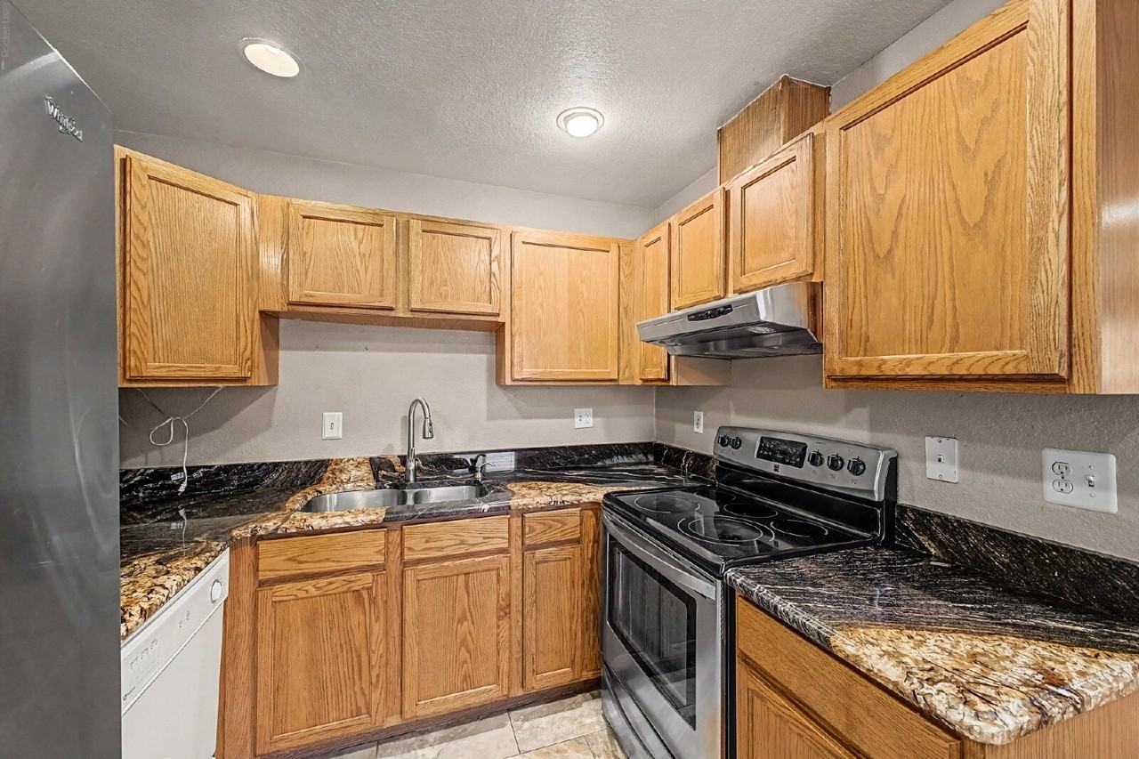 2073 W Hillside Ave - Photo 7 of 23