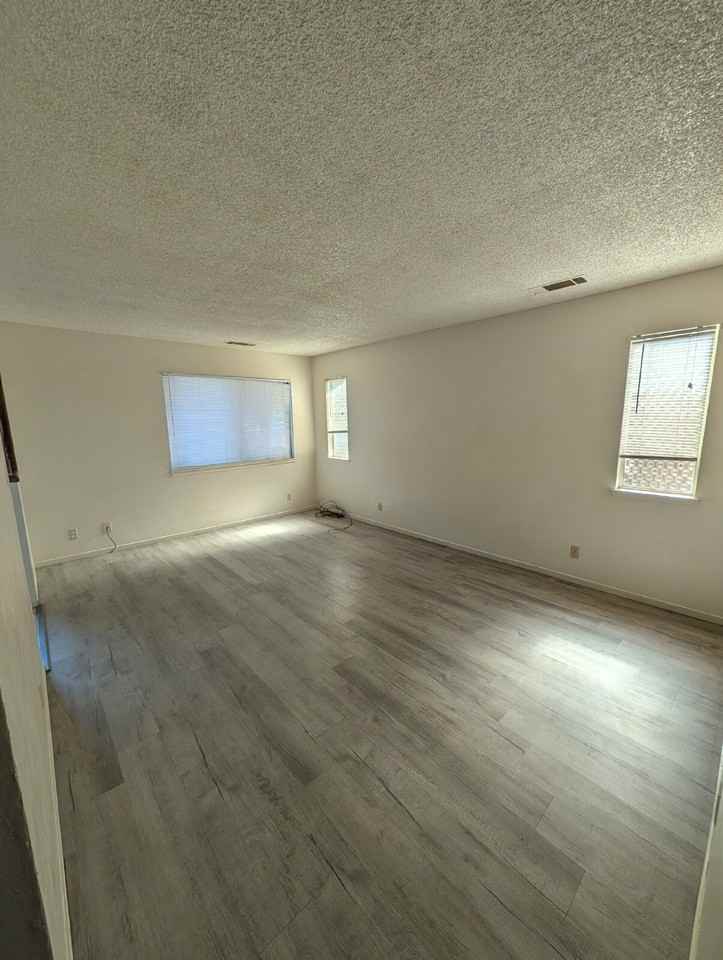 2414 W Beech Ave - Photo 2 of 9