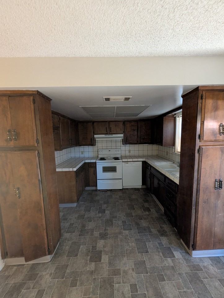 2414 W Beech Ave - Photo 3 of 9