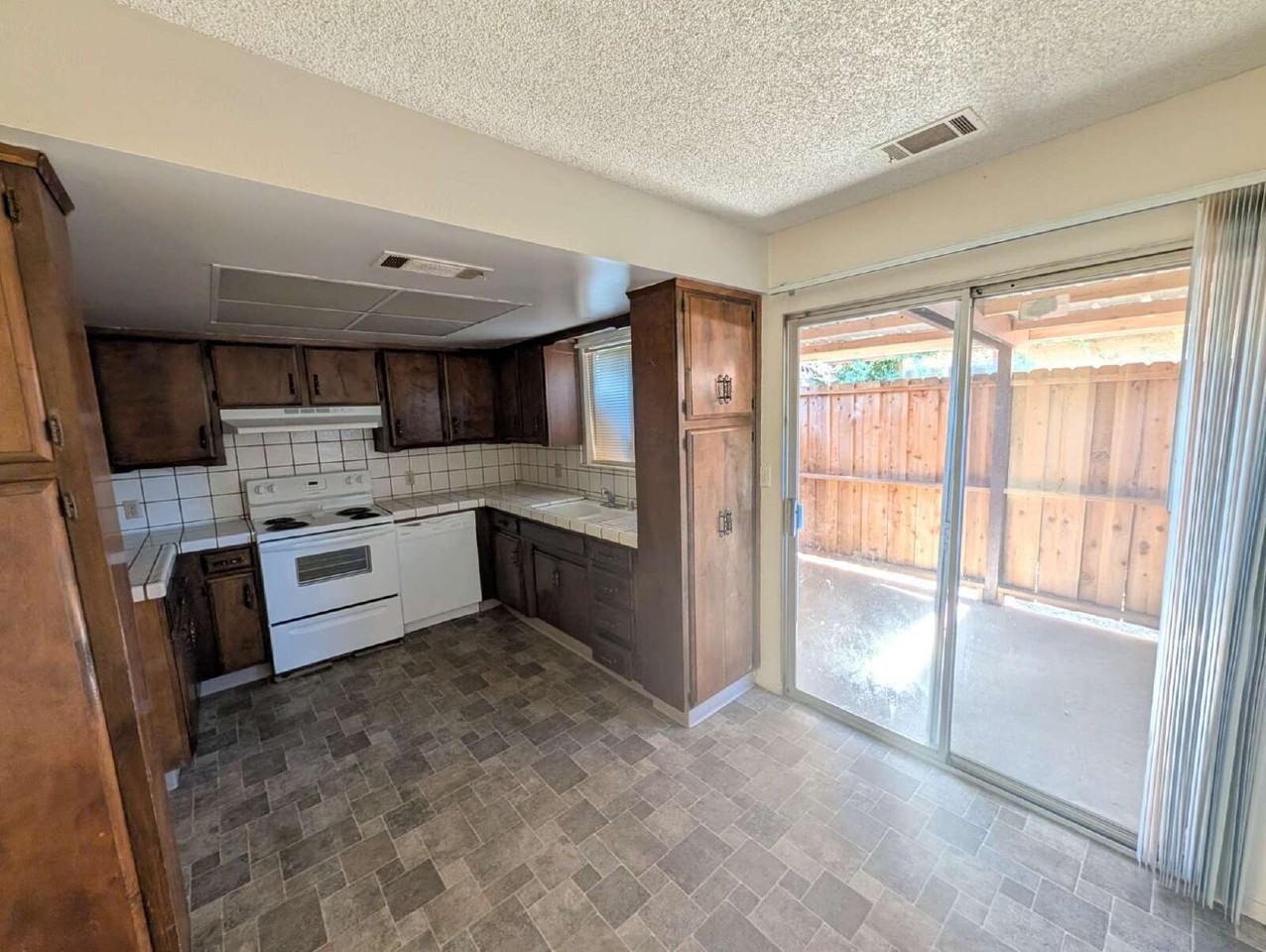 2414 W Beech Ave - Photo 4 of 9