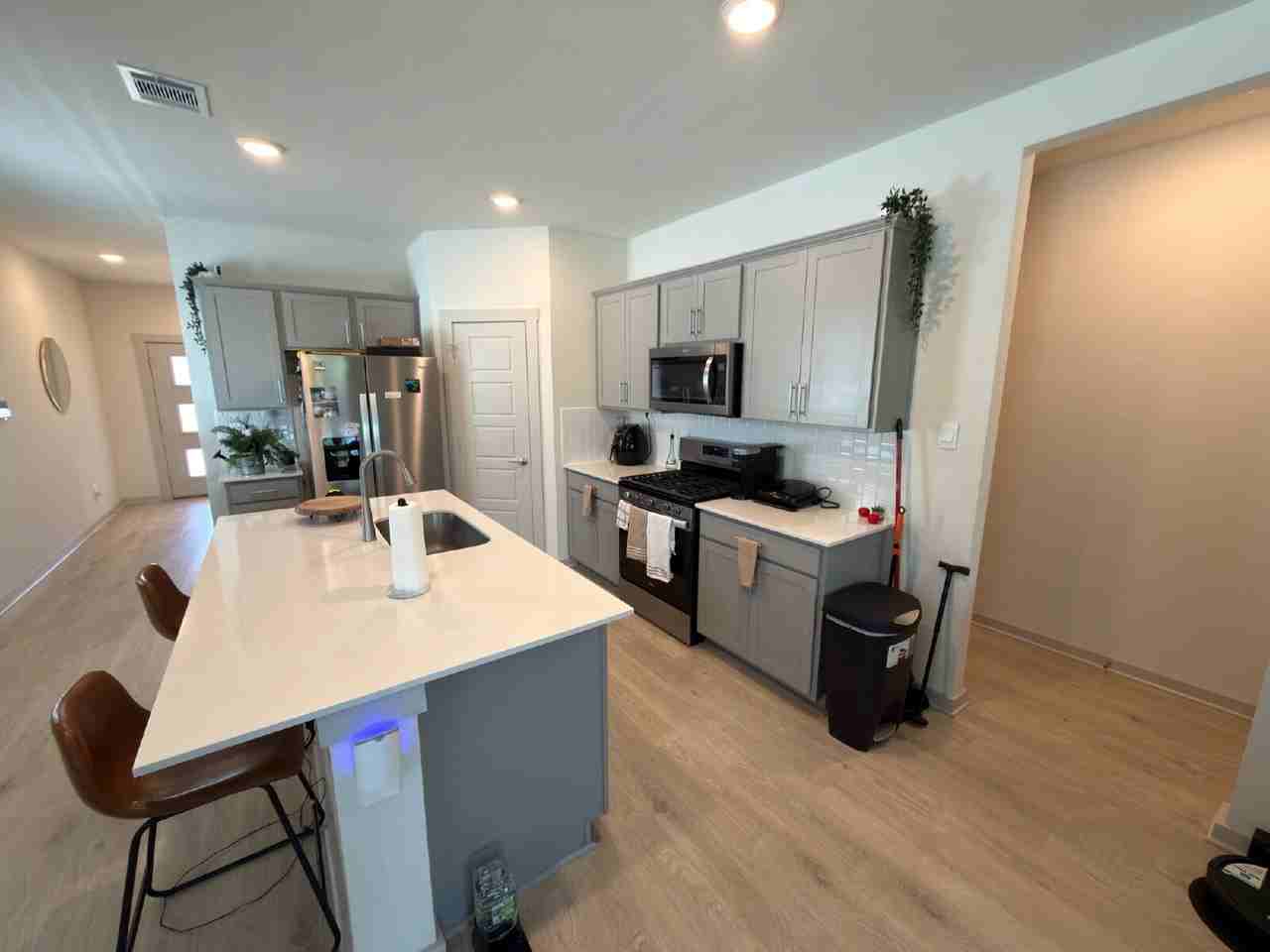 119 Gillingham St - Photo 4 of 8