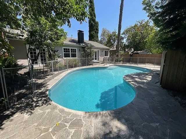 15022 Haynes St - Photo 3 of 36