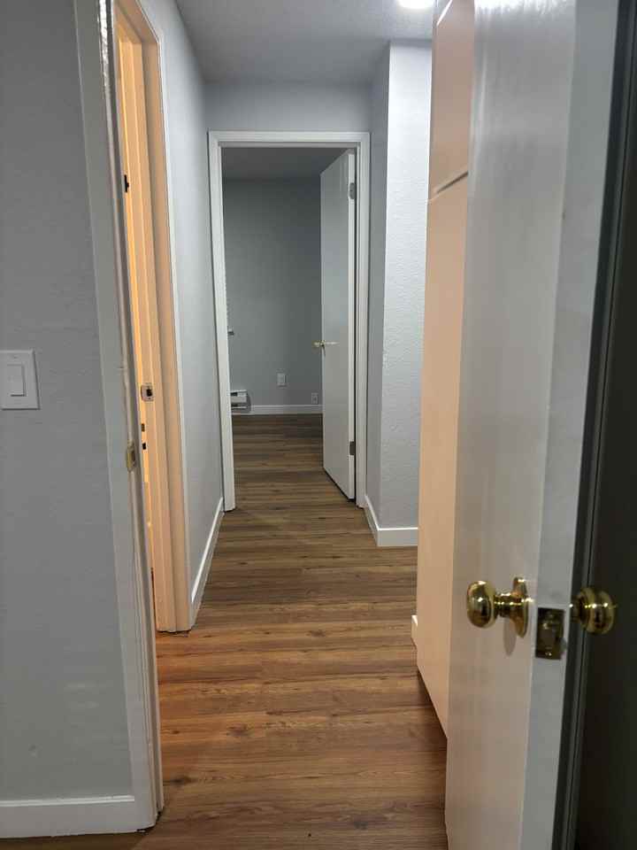 B St E - Photo 2 of 20