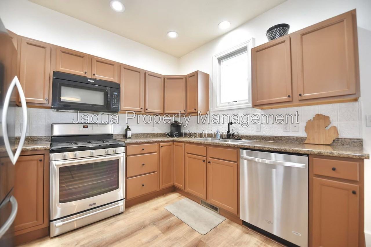 380 Market Pl - Photo 2 of 18