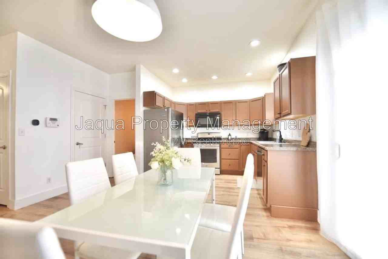 380 Market Pl - Photo 3 of 18