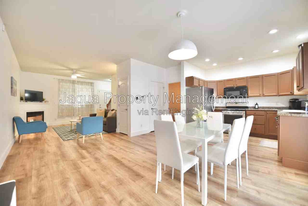 380 Market Pl - Photo 4 of 18