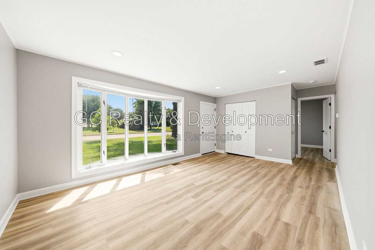 2804 School Dr - Photo 2 of 15