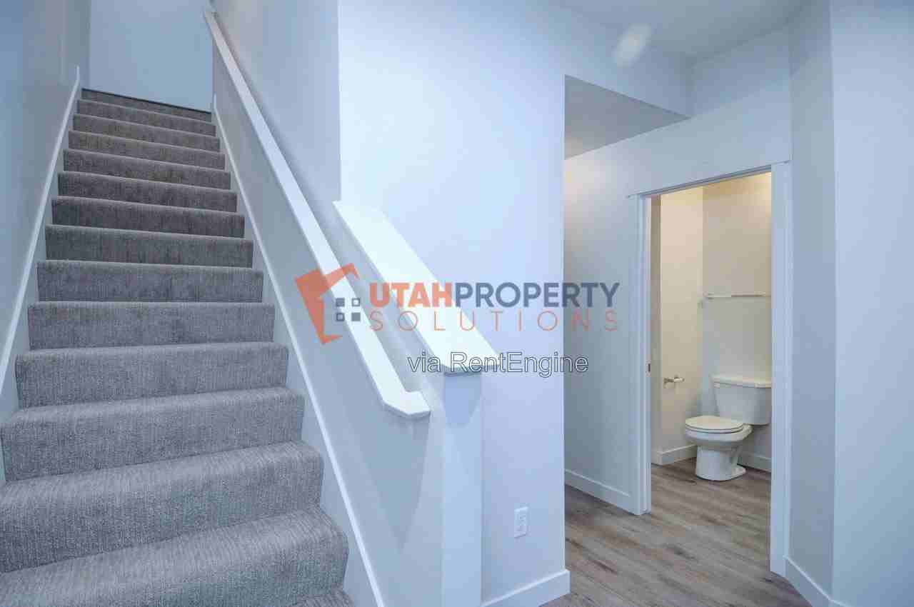 1008 W 430 S - Photo 4 of 31