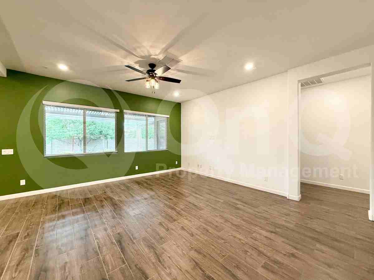 9821 E Thornbush Ave - Photo 3 of 31